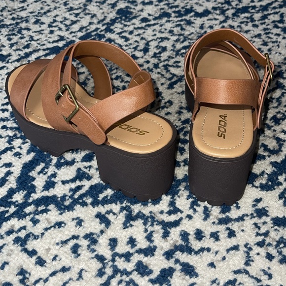 Brown chunky strappy sandals - Picture 3 of 4